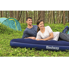 Paar entspannt auf einer Bestway Luftmatratze beim Camping im Wald.