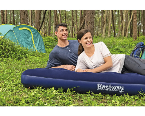 Paar entspannt auf einer Bestway Luftmatratze beim Camping im Wald.