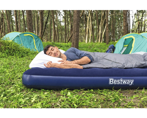 Mann schläft auf einer Bestway Luftmatratze im Freien mit Zelten