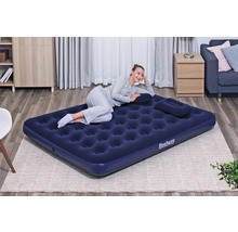 Aufblasbare Bestway Luftmatratze mit Kissen im Wohnzimmer
