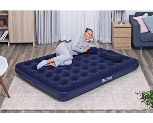 Aufblasbare Bestway Luftmatratze mit Kissen im Wohnzimmer