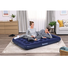 Szene mit einem Paar, das auf einer Bestway Luftmatratze im Wohnzimmer liegt