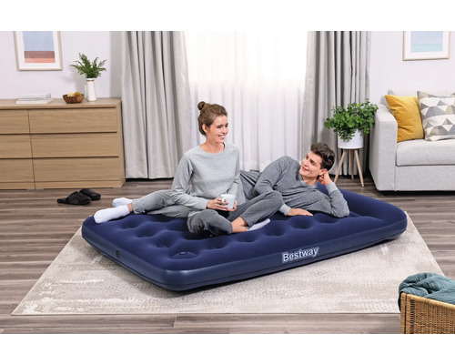 Szene mit einem Paar, das auf einer Bestway Luftmatratze im Wohnzimmer liegt