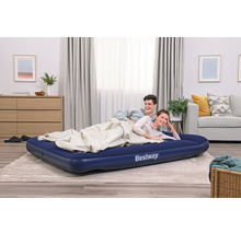 Bestway Luftmatratze im Wohnzimmer mit zwei Personen