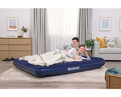 Bestway Luftmatratze im Wohnzimmer mit zwei Personen