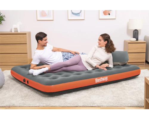 Aufblasbares Bestway Gästebett mit zwei Personen im Wohnzimmer