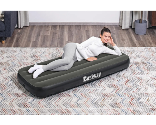 Bestway Luftmatratze mit liegender Person auf einem Teppich