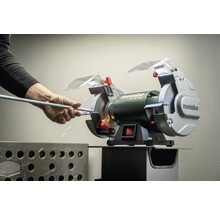 Metabo Doppelschleifer DS 150 Plus beim Schleifen eines Metallstücks