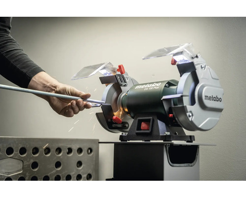 Metabo Doppelschleifer DS 150 Plus beim Schleifen eines Metallstücks