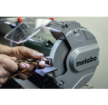 Metabo Schleifbock beim Schärfen eines Bohrers