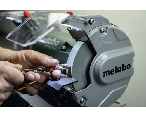 Metabo Schleifbock beim Schärfen eines Bohrers
