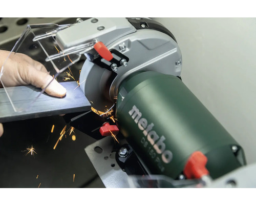Metallbearbeitung mit einer Metabo Doppelschleifmaschine mit Funkenschutz