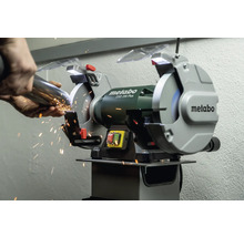 Metabo Doppelschleifer DSD 200 Plus beim Schleifen eines Metallrohrs
