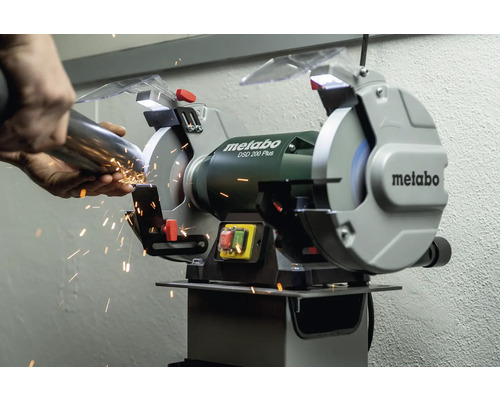 Metabo Doppelschleifer DSD 200 Plus beim Schleifen eines Metallrohrs