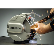 Metabo Logo auf einer Schleifmaschine beim Bearbeiten eines Werkstücks