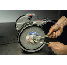 Doppelschleifer mit Schleifscheibe wird mit Schraubenschlüsseln eingestellt