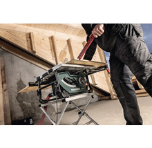 Eine Metabo Tischkreissäge beim Sägen eines Holzstücks.