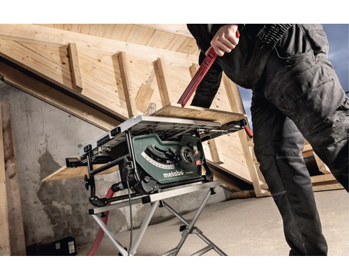 Eine Metabo Tischkreissäge beim Sägen eines Holzstücks.