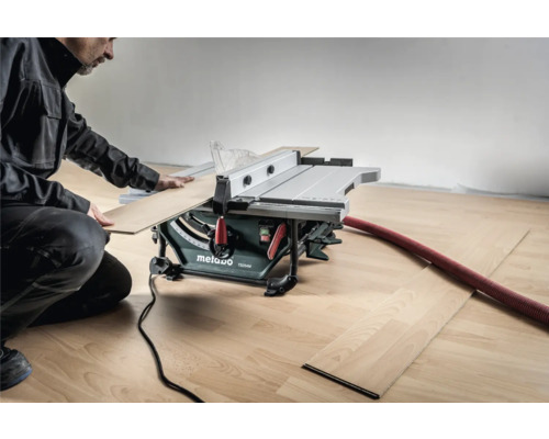 Tischkreissäge beim Zuschneiden von Holz