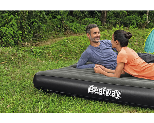 Ein Paar entspannt auf einer Bestway Luftmatratze im Freien.
