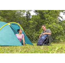 Szene mit Zelt und zwei Personen beim Camping im Freien.