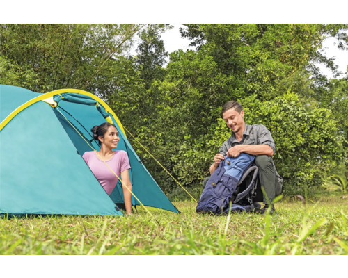 Szene mit Zelt und zwei Personen beim Camping im Freien.