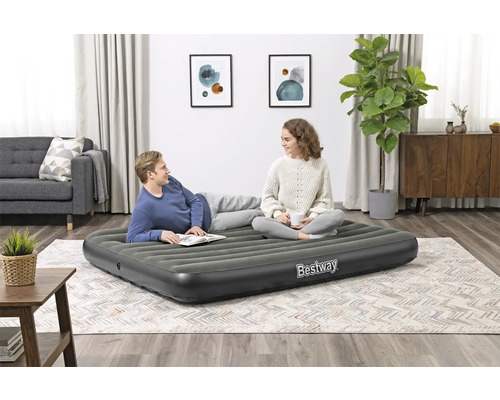 Wohnzimmer-Szene mit einem Paar auf einer grauen Bestway Luftmatratze