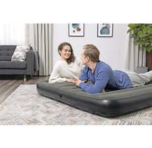 Aufblasbares Gästebett mit zwei Personen im Wohnzimmer.