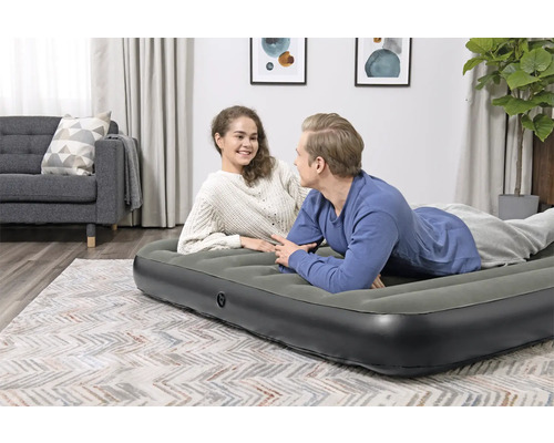 Aufblasbares Gästebett mit zwei Personen im Wohnzimmer.