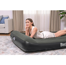 Aufblasbare Matratze mit liegender Person im Wohnzimmer.