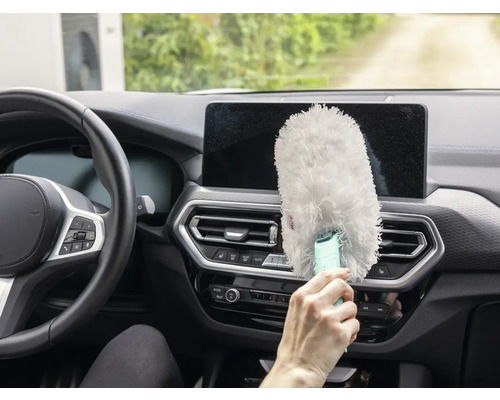 Innenraum eines Autos mit Handstaubwedel