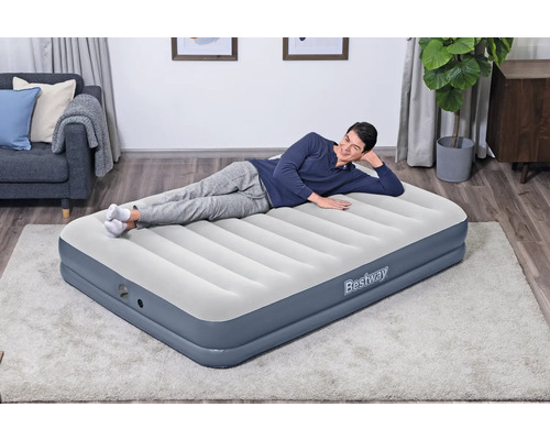 Aufblasbares Gästebett mit Person im Wohnzimmer