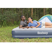 Paar entspannt auf einer Luftmatratze von Bestway im Freien.