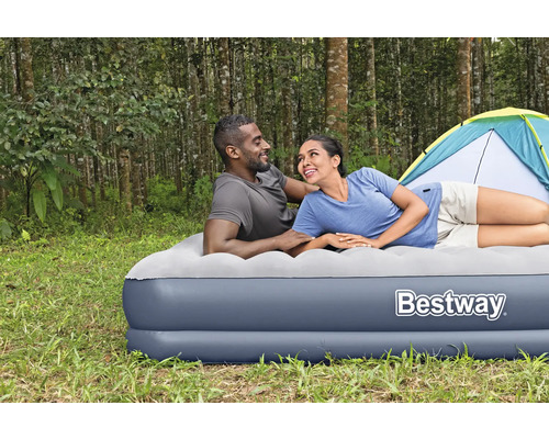 Paar entspannt auf einer Luftmatratze von Bestway im Freien.