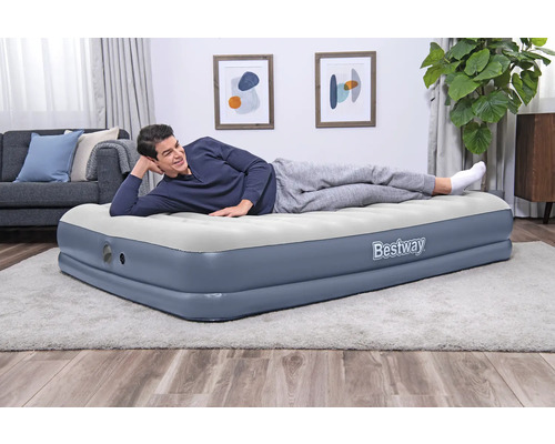 Bestway Luftmatratze im Wohnzimmer mit einer Person