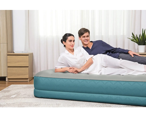 Paar entspannt auf einem blauen Luftbett im Schlafzimmer.