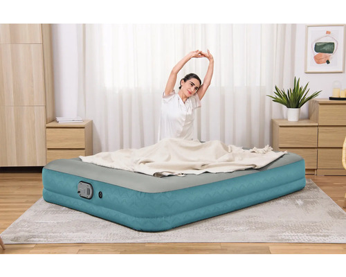Aufblasbares Gästebett mit integrierter Pumpe in einem hellen Raum.
