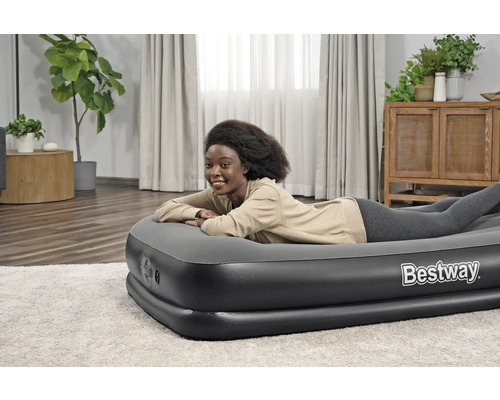 Bestway Luftmatratze mit integrierter Pumpe im Wohnzimmer
