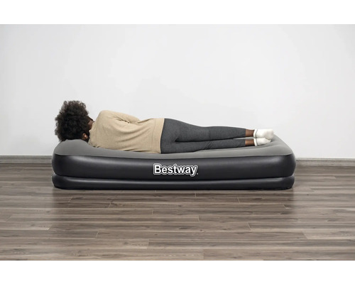 Person liegt auf einer Bestway Luftmatratze.