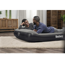 Ein Paar entspannt sich auf einer aufblasbaren Bestway-Luftmatratze im Wohnzimmer.