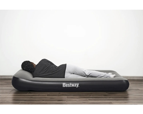 Person liegt auf einer Bestway Luftmatratze.