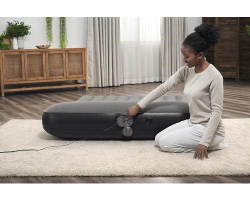Aufblasbares Gästebett mit integrierter Pumpe im Innenbereich.