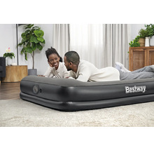 Bestway Luftmatratze mit zwei Personen im Wohnzimmer
