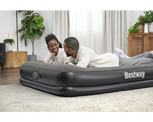 Bestway Luftmatratze mit zwei Personen im Wohnzimmer