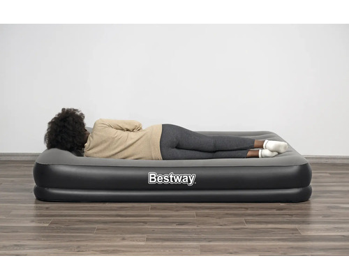 Person liegt auf einer grauen Bestway Luftmatratze.