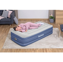 Bestway Luftmatratze mit schlafender Person im Raum