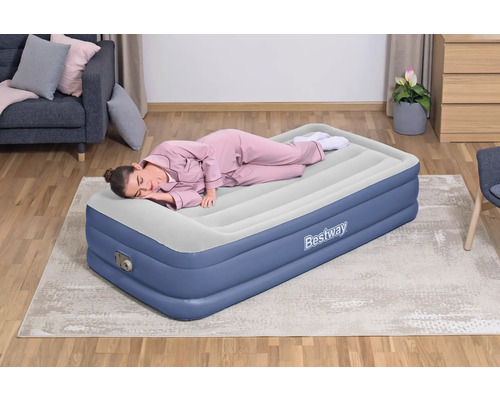 Bestway Luftmatratze mit schlafender Person im Raum