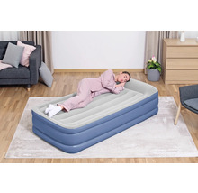 Frau schläft auf einer blauen Luftmatratze im Wohnzimmer