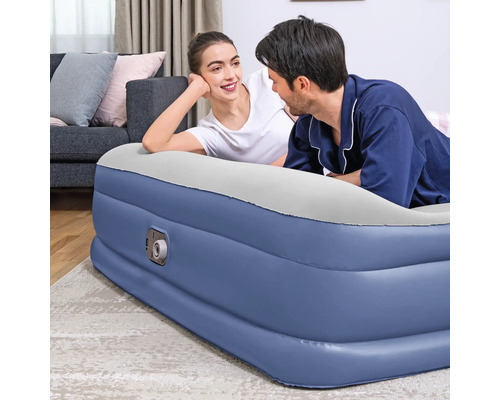 Aufblasbares Gästebett mit zwei Personen im Wohnzimmer.