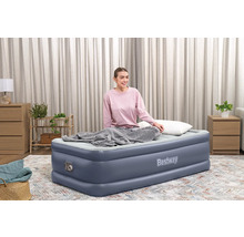 Bestway Luftmatratze mit Frau in einem Schlafzimmer.